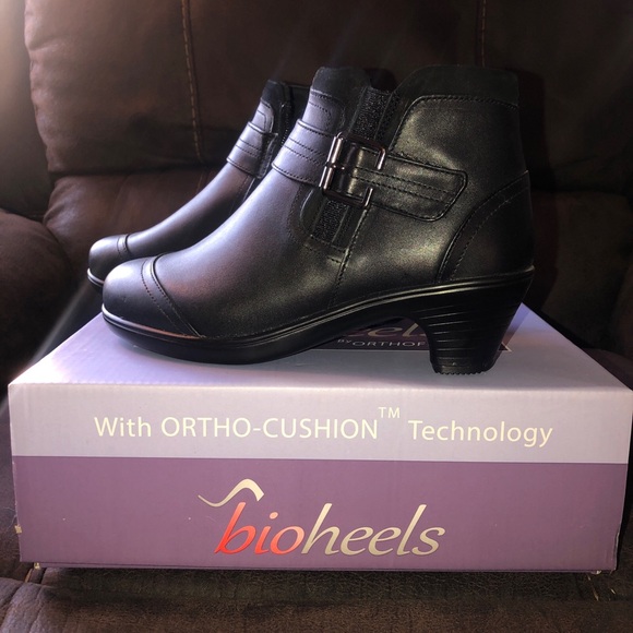 Black leather ankle boots 6.5  with box - Picture 2 of 9